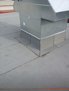 Exemple d'un joint de toiture en élastomère qui rejoint un évent en aluminium