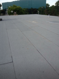 Exemple d'installation d'une toiture élastomère commerciale