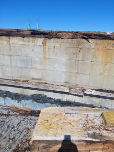 Mur de briques sur le toit avant le début des travaux de toiture et de maçonnerie