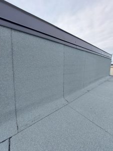 Image après coup d'un mur en béton recouvert d'une membrane élastomère.