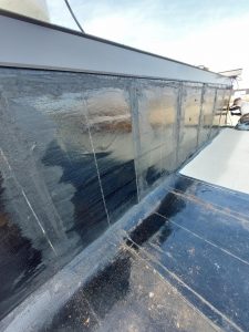 Prise de vue d'un mur en béton recouvert d'une membrane élastomère.