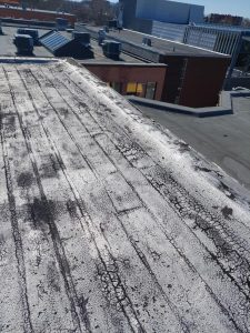 Un bâtiment résidentiel à toit plat avant l'application et la pose de la membrane élastomère